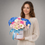 Композиция из гортензии и роз в коробке «Незабудка» — вид 2